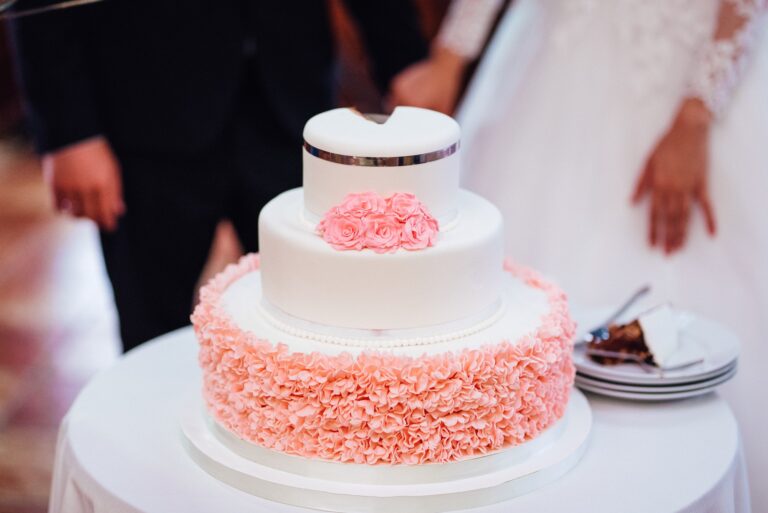 wedding-cake-at-the-wedding-of-the-newlyweds-1.jpg