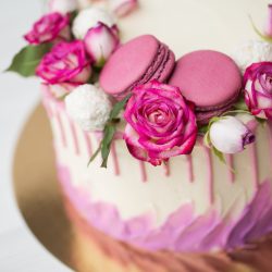 cake-with-roses-sweets-and-lilac-macaroons.jpg